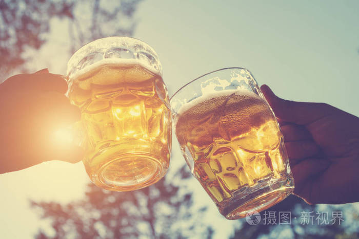 手里拿着杯啤酒闭上了