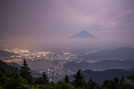 山富士和河口湖在晚上