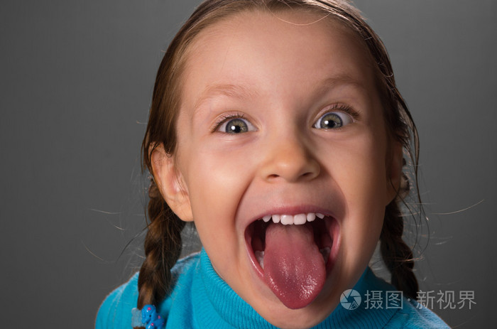 显示舌头的小女孩