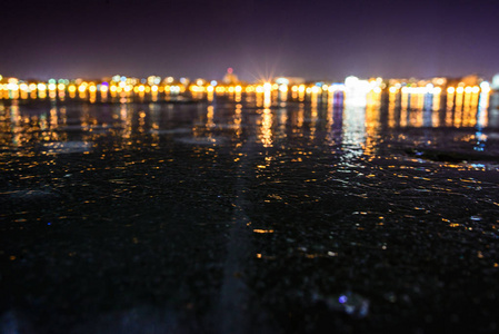 冰的湖在夜晚的城市