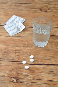 白药丸显示一杯水和两个水泡包