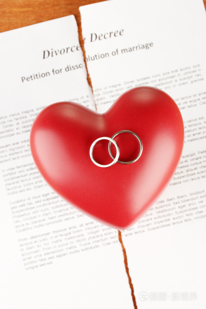 红色的心撕裂的离婚法令文档时,对木制背景特写