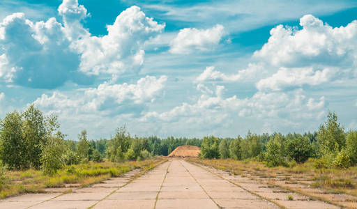 一个小飞机场的空跑道