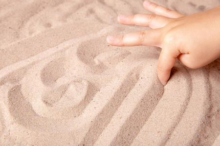儿童画一根手指在沙滩上