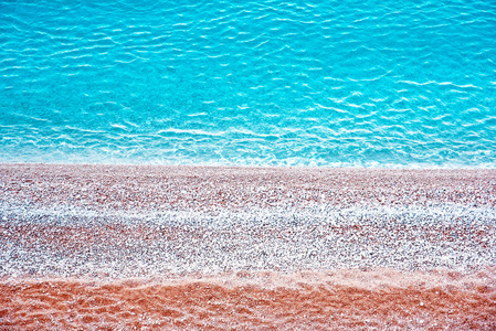 美丽的抽象风景与条纹的蓝色海浪, 白色石头和沙子在海滨