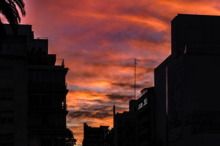 在乌拉圭蒙得维的亚城市剪影景观日落场面