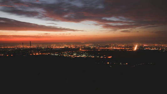 夜晚的城市在日落时图片