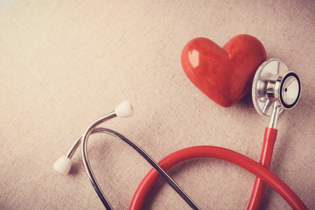 红色心脏用听诊器, 心脏健康, 健康保险概念