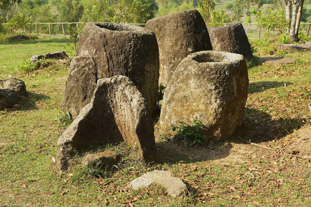 在老挝 Xienghouang 省 Phonsavan 附近的一个平原的罐子 遗址 3 上的古石罐子。联合国教科文组织世界