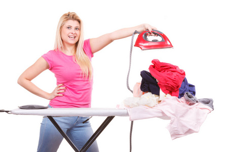 家务，照顾家的概念。女人站在后面有一堆衣服熨烫板控股铁