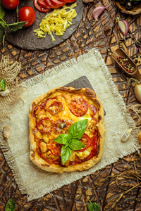 意大利比萨和比萨饼配料是在木质背景下提供的。比萨饼放在木桌上。意大利比萨餐厅菜单