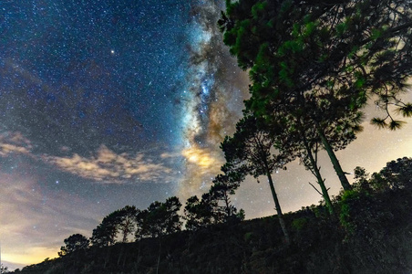 在农村高地的天空中的银河的夜晚景观