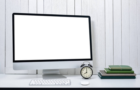 工作场所背景为设计师与空白白色屏幕现代台式计算机, 键盘, 书, 闹钟白色木制复古背景