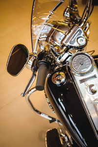 一个经典的美国摩托车的细节。经典的自行车。铬细节和黑色橡胶细节