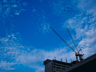 建筑起重机工业站点为高耸和蓝天背景与拷贝空间, 塔起重机
