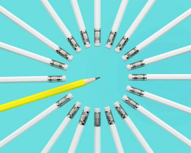 黄色铅笔提取出大量相同的白人研究员在蓝色粉彩背景的人群。最小的创意概念。领导, 独立, 思考不同, 企业成功理念