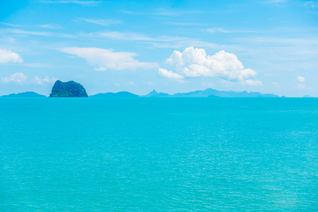 美丽的海和海洋与云彩在蓝天背景