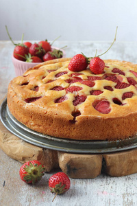 白木背景草莓蛋糕