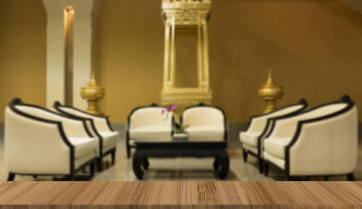 酒店接待室内带白色椅子。用于显示产品的木桌候诊室