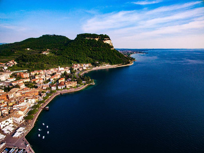 空中鸟瞰的爱尔兰湖沿岸和一个城市在意大利。夏季景观
