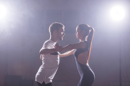年轻夫妇跳舞社会 danse kizomba 或 bachata 或 semba 或 taraxia 在舞蹈班背景
