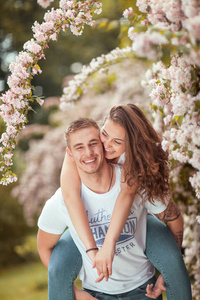 年轻夫妇在阳光明媚的公园里玩得开心, 美丽, 浪漫的心情