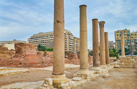 古街的 Dikka 考古遗址与高大的石柱和毁墙的罗马浴, 亚历山大, 埃及