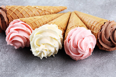 香草冷冻酸奶或软冰淇淋在华夫饼锥和草莓, 覆盆子和巧克力 softice 奶油