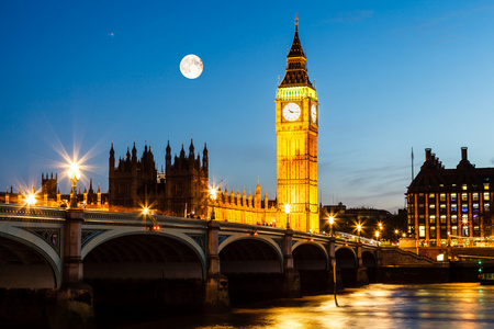 满月以上大本钟和房子的议会，伦敦，美国