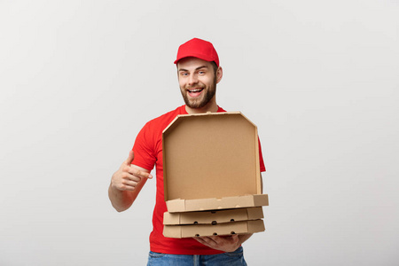 比萨送货的概念。小男孩正在盒子里送披萨盒。在白色背景上被隔离