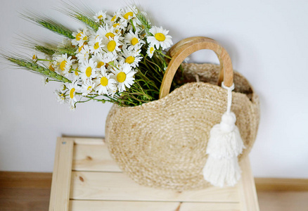 柳条手袋用花甘菊, 木盒, 夏日概念, 白色背景, 复制空间, 现代设计, 生态斯堪的纳维亚风格