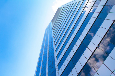 蓝色玻璃大楼与天空和云层的反射