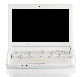 与黑色的屏幕在白色背景上的白色打开笔记本电脑