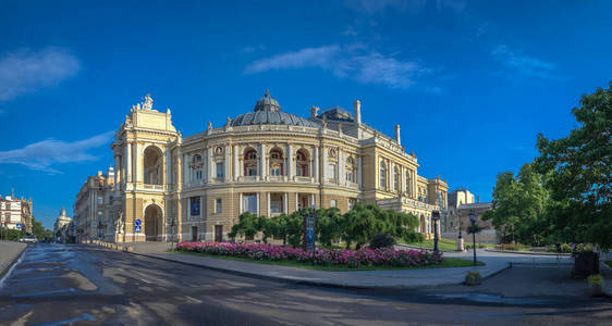 在乌克兰的敖德萨国家戏剧和芭蕾舞学院。夏日清晨全景