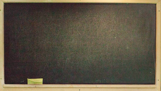 在木墙上清洁粉笔板的背景。用于教育或商业背景的纹理