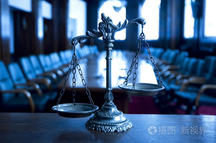在法庭上司法的装饰天平
