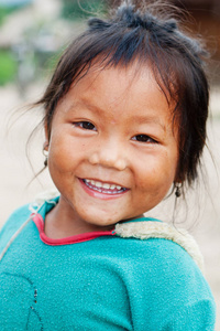 画像亚洲女孩, 孩子在肮脏的情况显示他们的贫穷