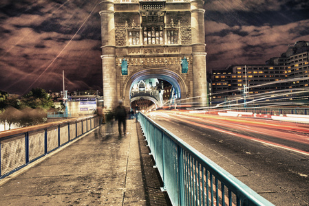 塔桥在伦敦，英国在晚上与交通和移动红