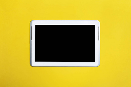 黄色表面隔离的平板电脑