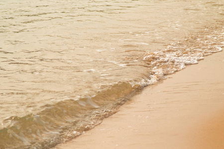 沙滩与平静的海浪