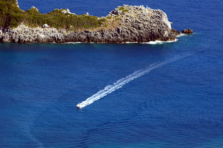摩托艇和半岛在科孚岛图片