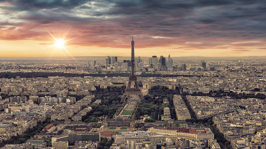 日落巴黎的全景