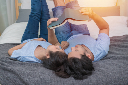 年轻爱夫妇卧室在家读书