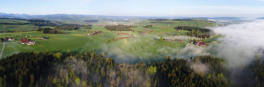 全景鸟瞰的丘陵风景在瑞士中部美丽的春天早晨