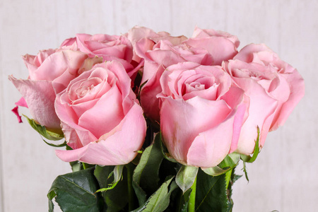 孤立在白色背景上的粉红玫瑰花束