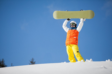 对太阳和天空女性滑雪板