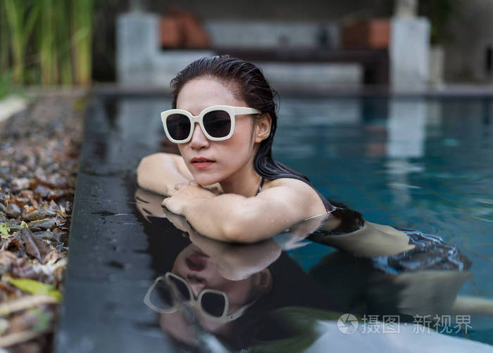 游泳池里的美丽女人