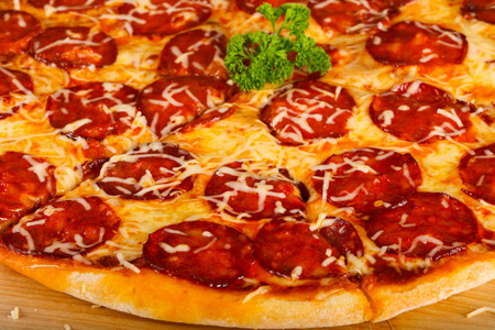 美味比萨意大利香肠超过木质背景