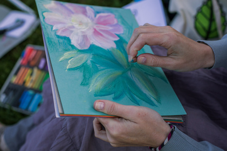 女孩绘制粉彩花