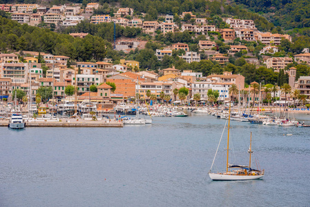 西班牙 Soller 的马略卡岛港。美丽的海滩和海湾与小船在清楚的蓝色水夏天天